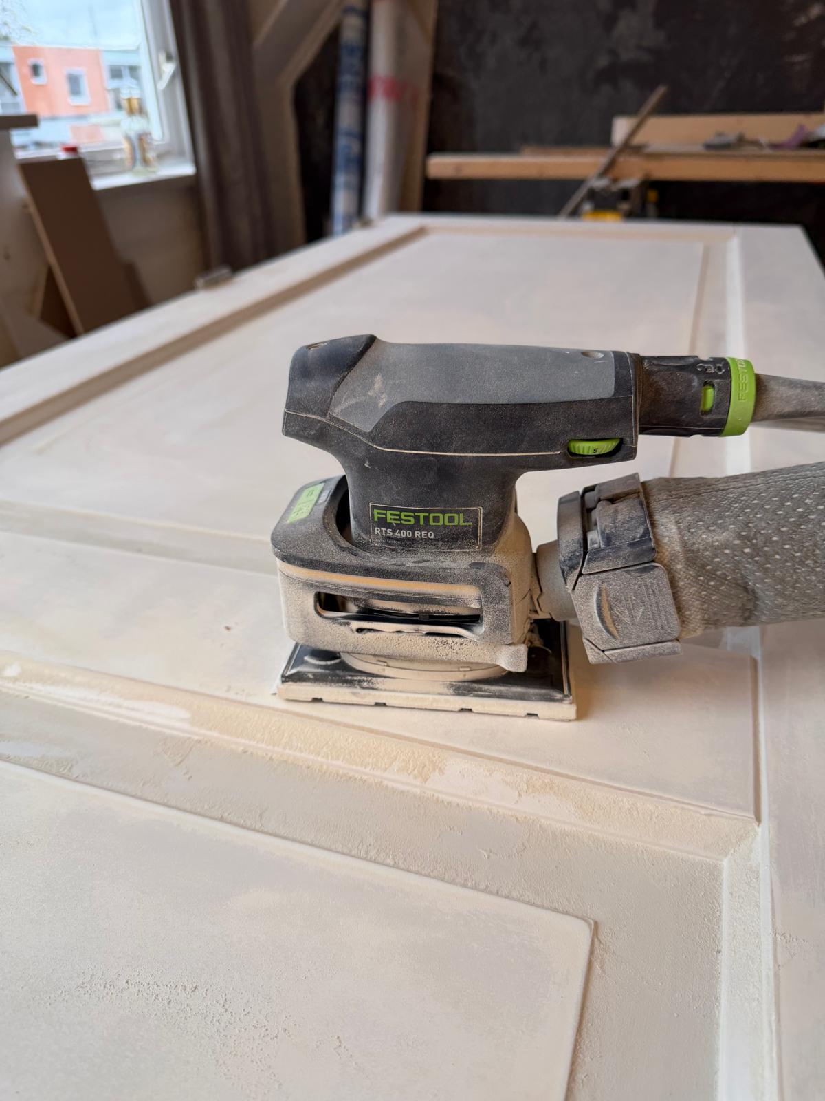 Stofarm schuren van een paneeldeur met een Festool schuurmachine